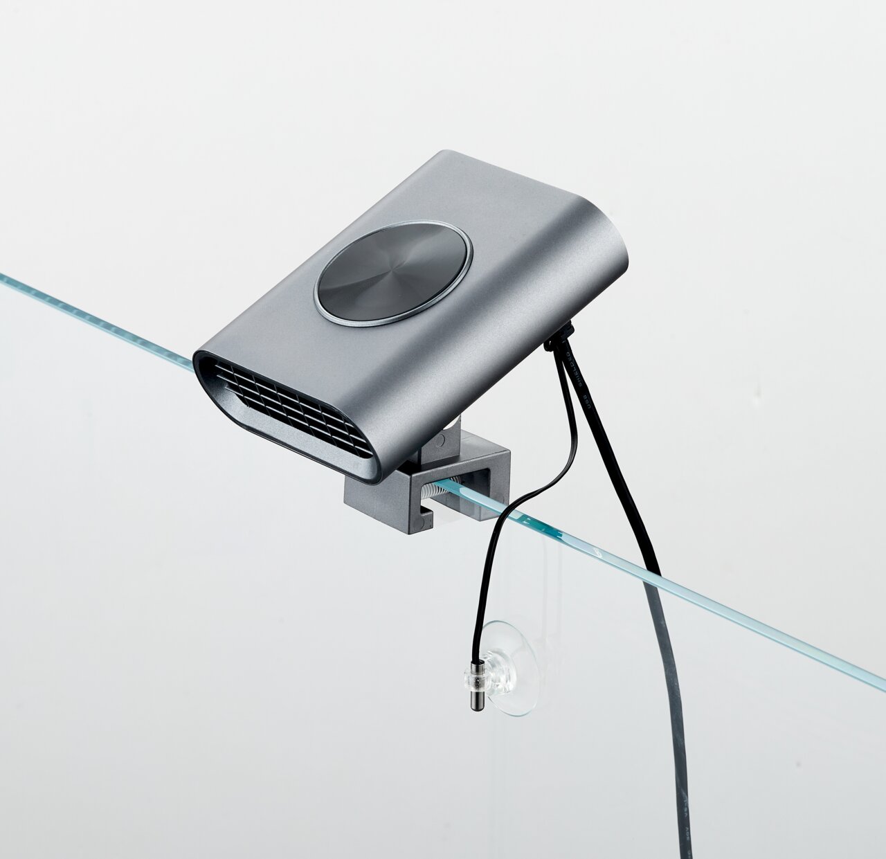 Chihiros Cooling Fan, Kühlsystem für Aquarien, silbernes Design, stabile Halterung, schwarzes Kabel, modernes u. kompaktes Gerät.