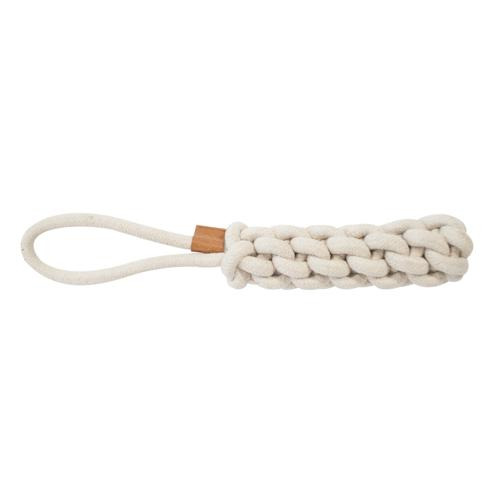 Das Bild zeigt das D&D Hundespielzeug "Rope Toy Natural" aus geflochtenem Baumwollseil in natürlicher Farbe. Es ist für Hunde aller Größen geeignet und dient als robustes Kauspielzeug sowie zur Zahnpflege. Das Spielzeug hat eine praktische Schlaufe für ei