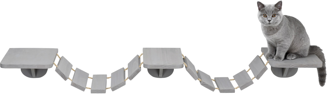 Das Bild zeigt das Produkt „TRIXIE Wandset mit Hängebrücke“ für Katzen. Es besteht aus zwei Plattformen und einer Hängebrücke aus Holz in Grau, die an der Wand montiert werden können. Zielgruppe sind Katzenhalter, die ihren Tieren Kletter- und Ruheflächen