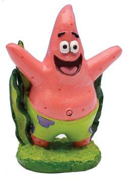 Penn-Plax Aquarium-Deko Patrick Star, rosa Figur aus SpongeBob, grüne Shorts, lila Muster, auf grüner Basis mit Algen.