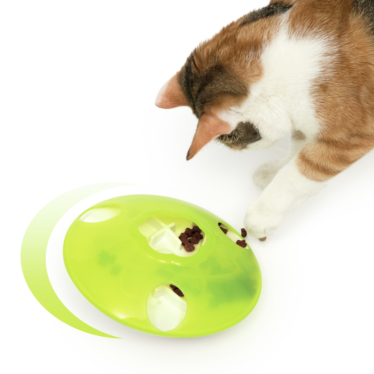 Das Bild zeigt eine Katze, die mit dem Catit Senses 2.0 Food Tree interagiert, einem interaktiven Futterspender für Katzen. Das Produkt ist für Katzen aller Altersgruppen geeignet und dient der mentalen Stimulation sowie der Förderung langsamen Fressens. 