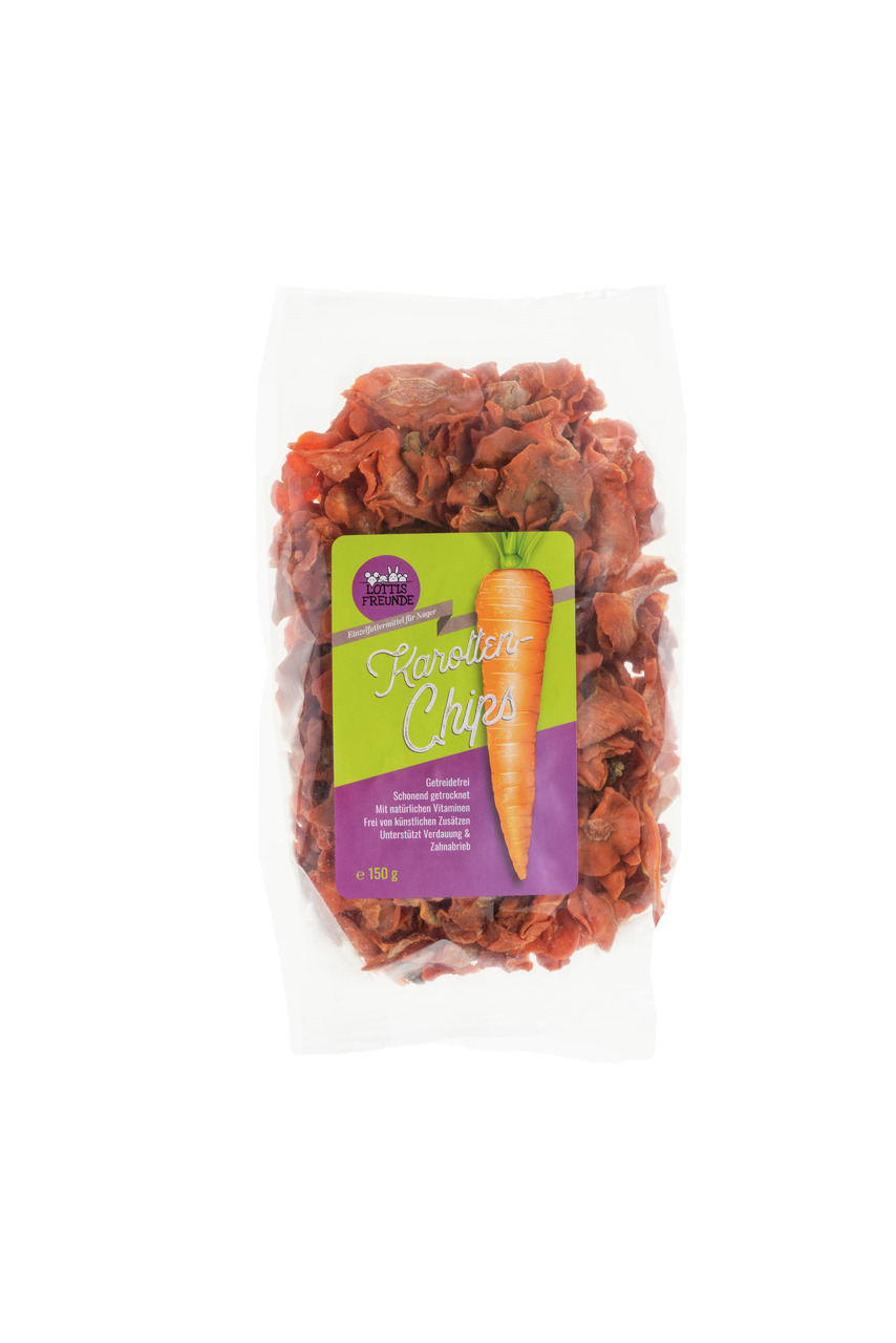 Das Bild zeigt eine transparente Verpackung mit dem Produkt „Lottis Freunde Karotten-Chips“. Die Zielgruppe sind Haustiere, insbesondere Nager und Kaninchen. Die Chips sind getreidefrei, schonend getrocknet und reich an natürlichen Vitaminen. Die Packung 