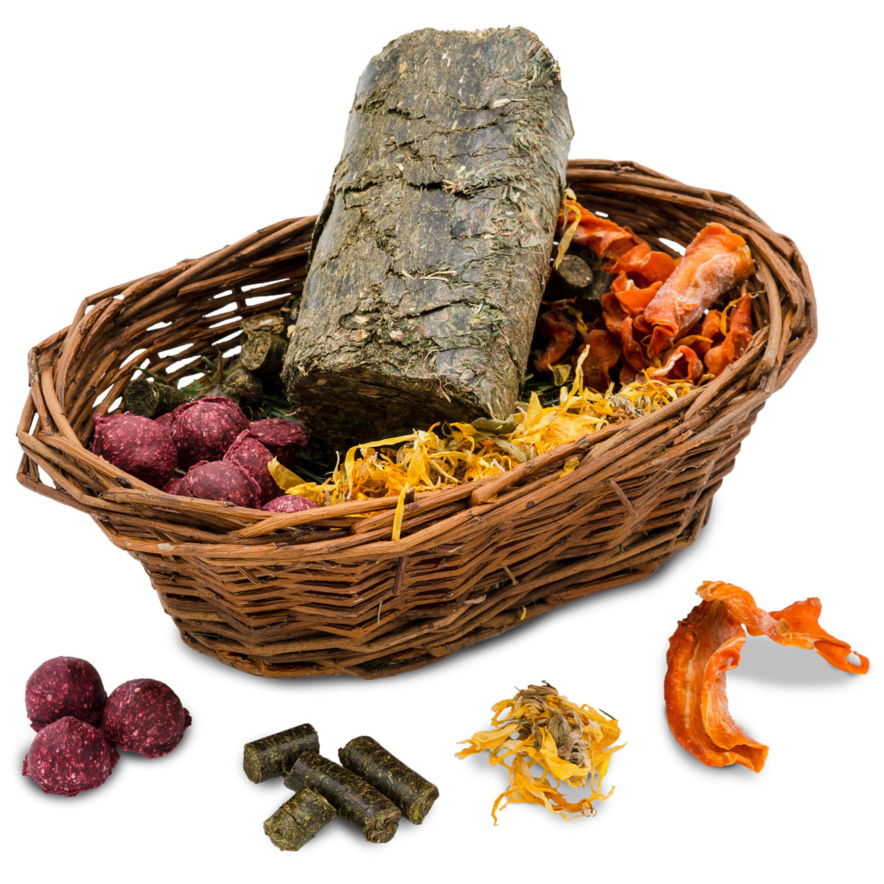 Ein geflochtener Korb mit einer Auswahl an JR FARM Kleintierfutter. Enthalten sind ein Heu-Block, getrocknete Karottenstücke, rote Beerenbällchen, gepresste Kräutersticks und getrocknete Blüten. Geeignet für Kleintiere wie Kaninchen und Meerschweinchen. N