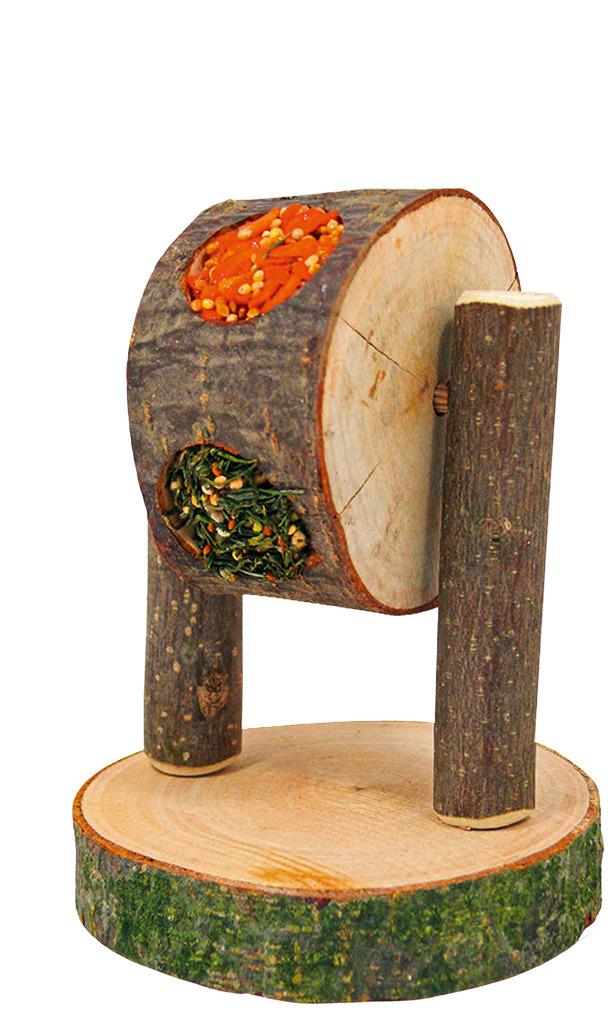 Das Bild zeigt das JR FARM Nager-Spielrad, ein natürliches Holzspielzeug für Kleintiere wie Hamster, Meerschweinchen und Kaninchen. Es besteht aus unbehandeltem Holz und enthält Füllungen aus Karotten und Kräutern, die als gesunde Snacks dienen. Das Produ