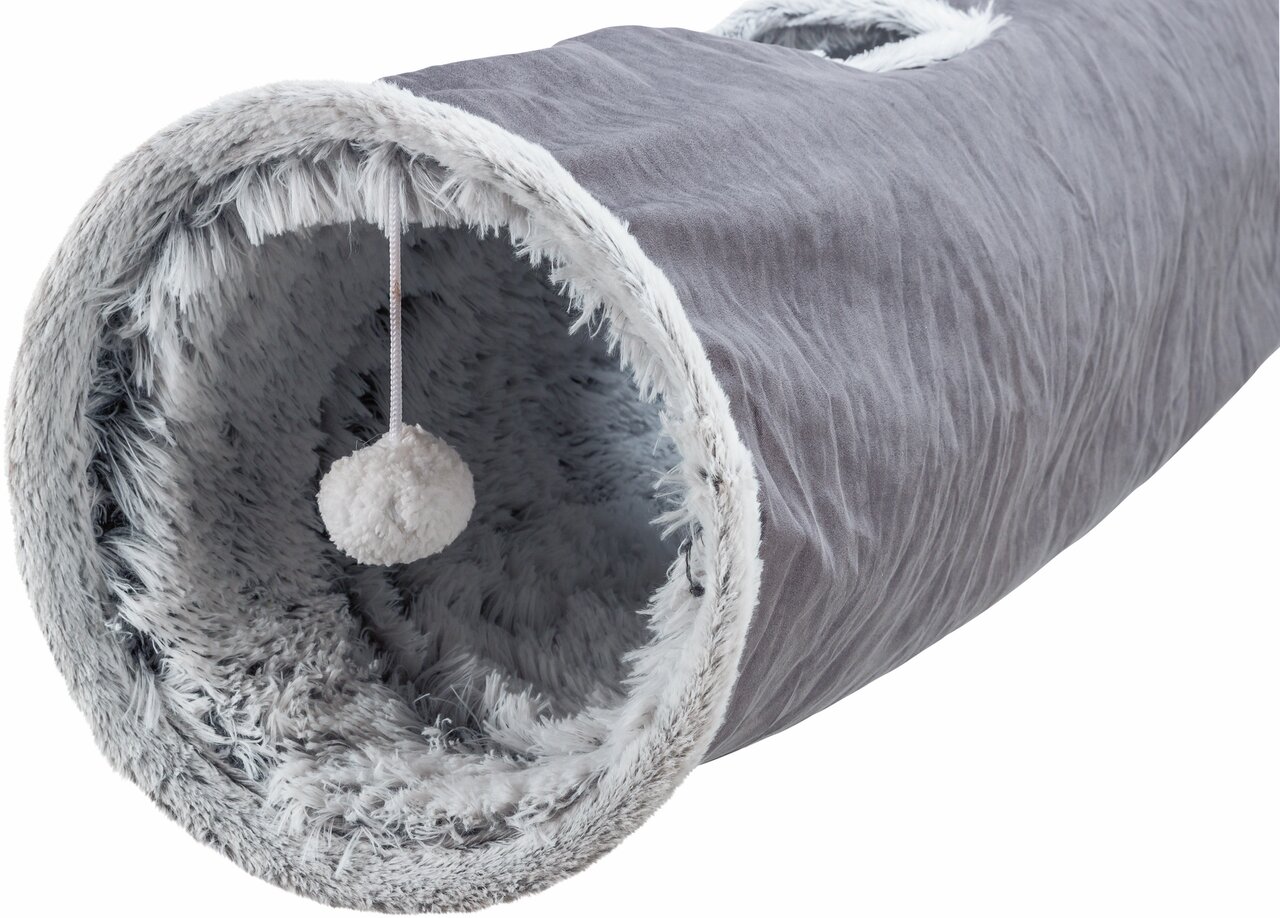 Weicher Katzentunnel von TRIXIE in Grau mit Plüschfutter, Spielball und Öffnung, ideal für Katzen zum Spielen und Verstecken.