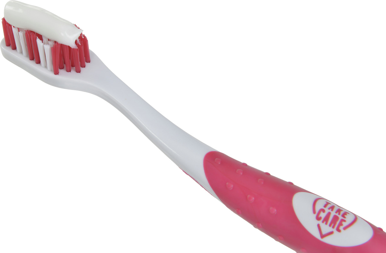 Take Care Zahnbürste, weiß/rot, ergonomischer Griff, rutschfest, für tägliche Zahnpflege, Borsten mit Zahnpasta, Anwendung sichtbar.