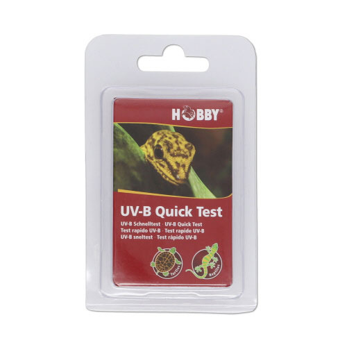 Das Bild zeigt das Produkt "HOBBY UV-B Quick Test" in einer transparenten Kunststoffverpackung mit rotem Hintergrund. Es handelt sich um einen UV-B-Schnelltest für Reptilienhalter, um die UV-B-Strahlung in Terrarien zu überprüfen. Auf der Verpackung sind 
