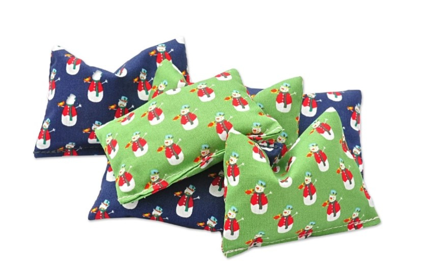 Aumüller Katzenspielkissen, Schneemann-Motive, mit Baldrian, fördert Spielfreude, für Katzen, grün/blau, ideal zur Entspannung.