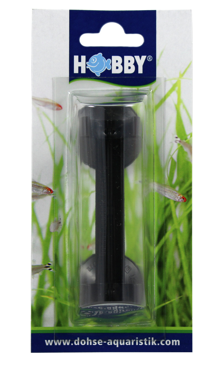 Das Bild zeigt das Produkt "Hobby Saugnapfhalterung" der Marke HOBBY, geeignet für Aquaristik-Enthusiasten. Es handelt sich um eine schwarze Halterung, die in einer transparenten Kunststoffverpackung präsentiert wird. Im Hintergrund sind grüne Wasserpflan