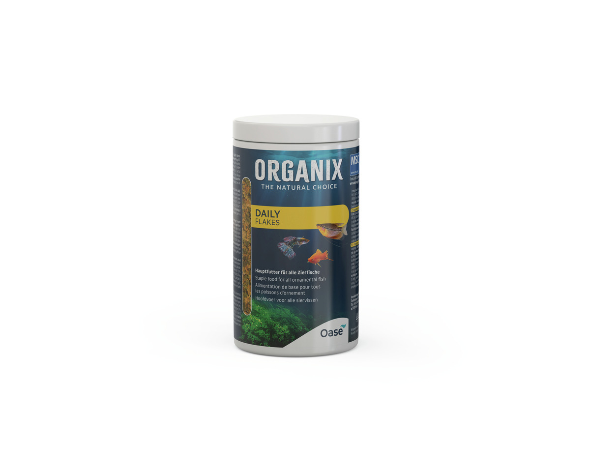 Das Bild zeigt eine Dose des Fischfutters „Organix Daily Flakes“ der Marke Oase. Es handelt sich um Hauptfutter für Zierfische, geeignet für alle Arten. Die Verpackung ist zylindrisch, mit einem weißen Deckel und einem dunkelblauen Etikett. Die Menge betr