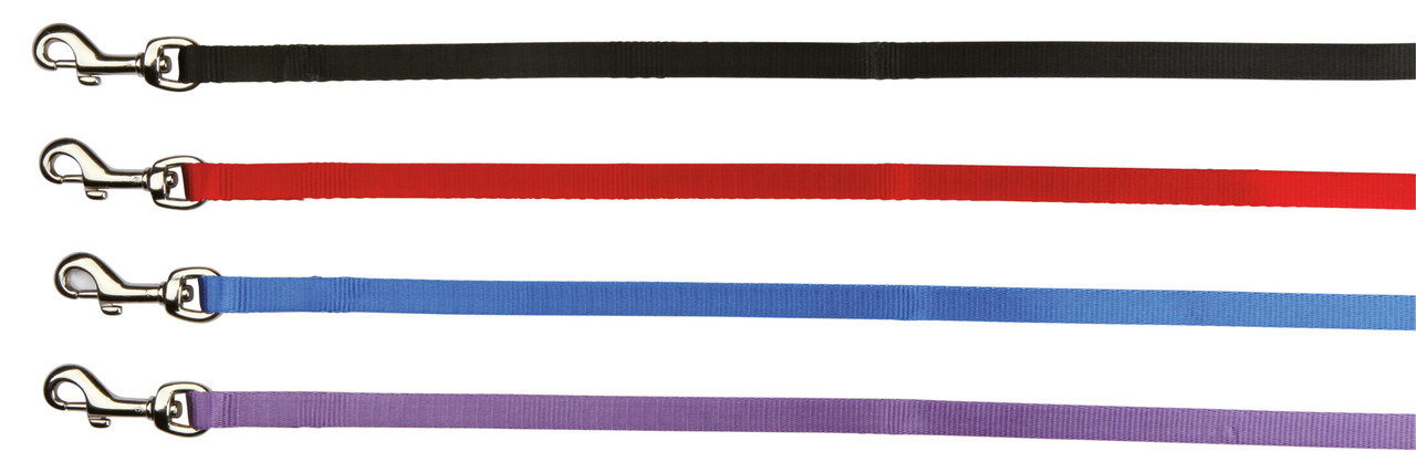 Das Bild zeigt vier Hundeleinen der Marke TRIXIE in verschiedenen Farben: Schwarz, Rot, Blau und Lila. Die Leinen sind aus robustem Nylon gefertigt und mit einem stabilen Metallkarabiner ausgestattet. Sie eignen sich für Hunde aller Größen und bieten eine