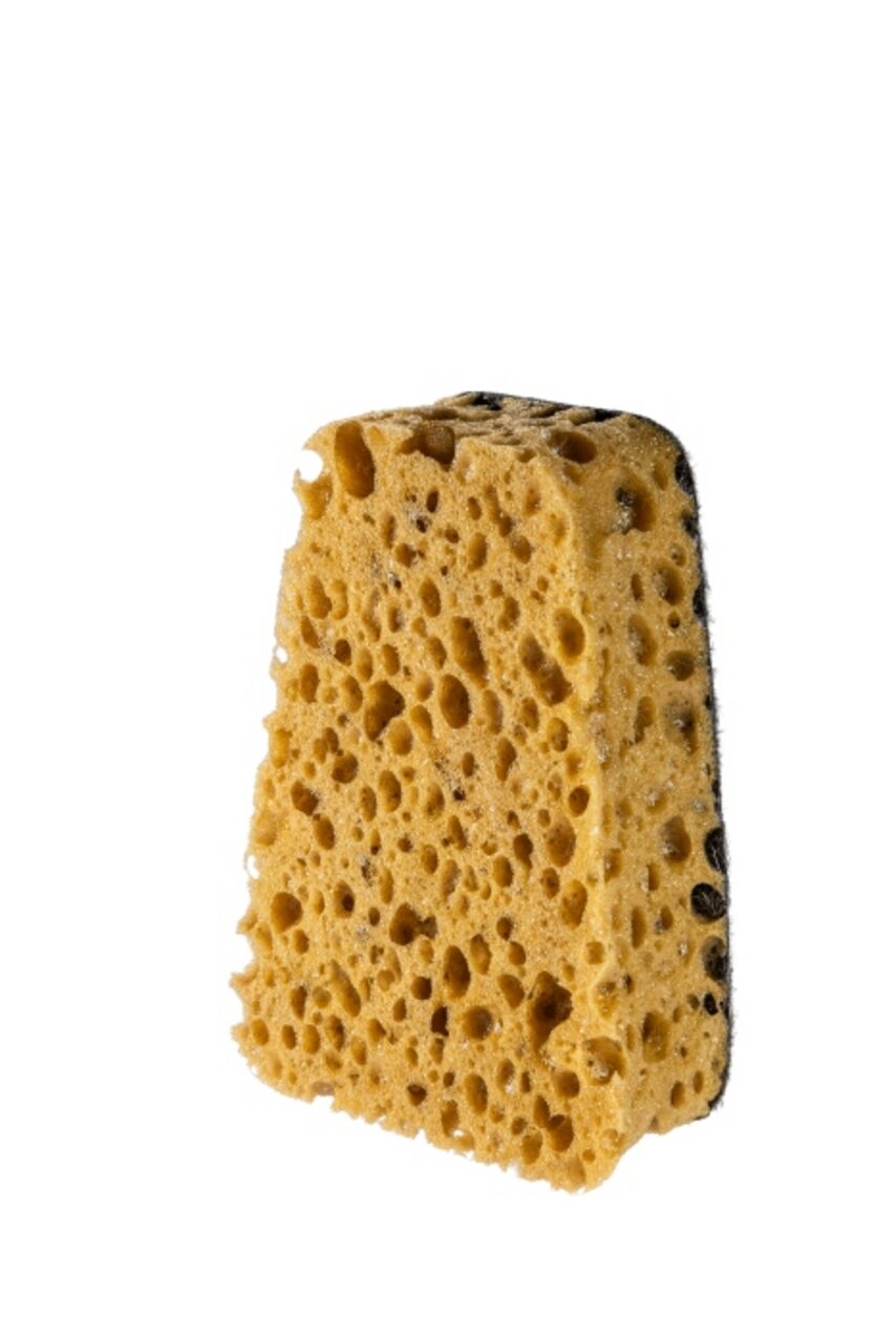 Gelber Reinigungsschwamm mit schwarzer Rückseite, rechteckige Form, zum Spülen und Säubern verschiedener Oberflächen geeignet.