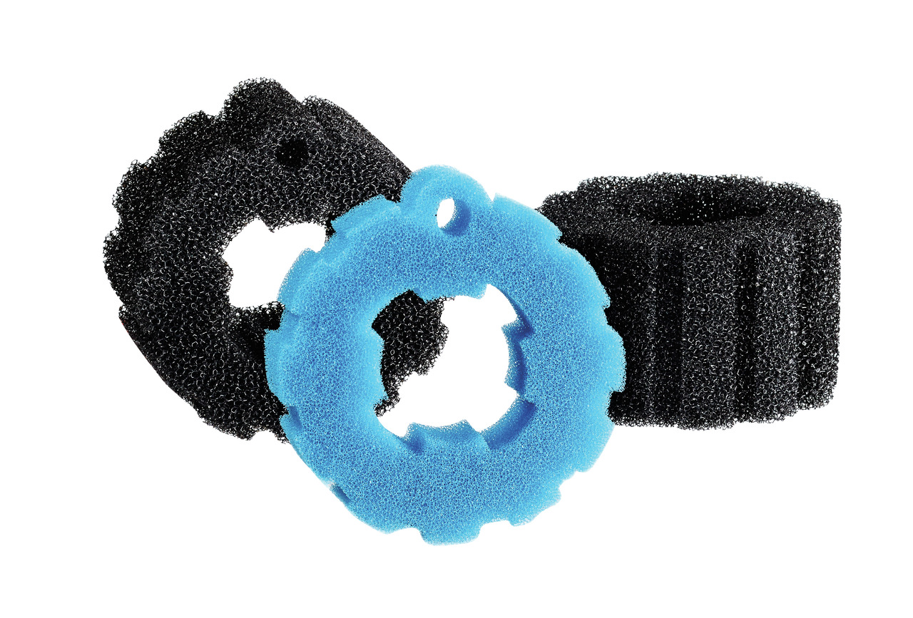 Auf dem Bild sind drei Filterschaum-Ersatzteile der Marke Oase zu sehen, die für Aquarien oder Teichfilter geeignet sind. Zwei der Filter sind schwarz, während einer in Blau gehalten ist. Die Produkte haben eine runde Form mit unterschiedlichen Strukturen