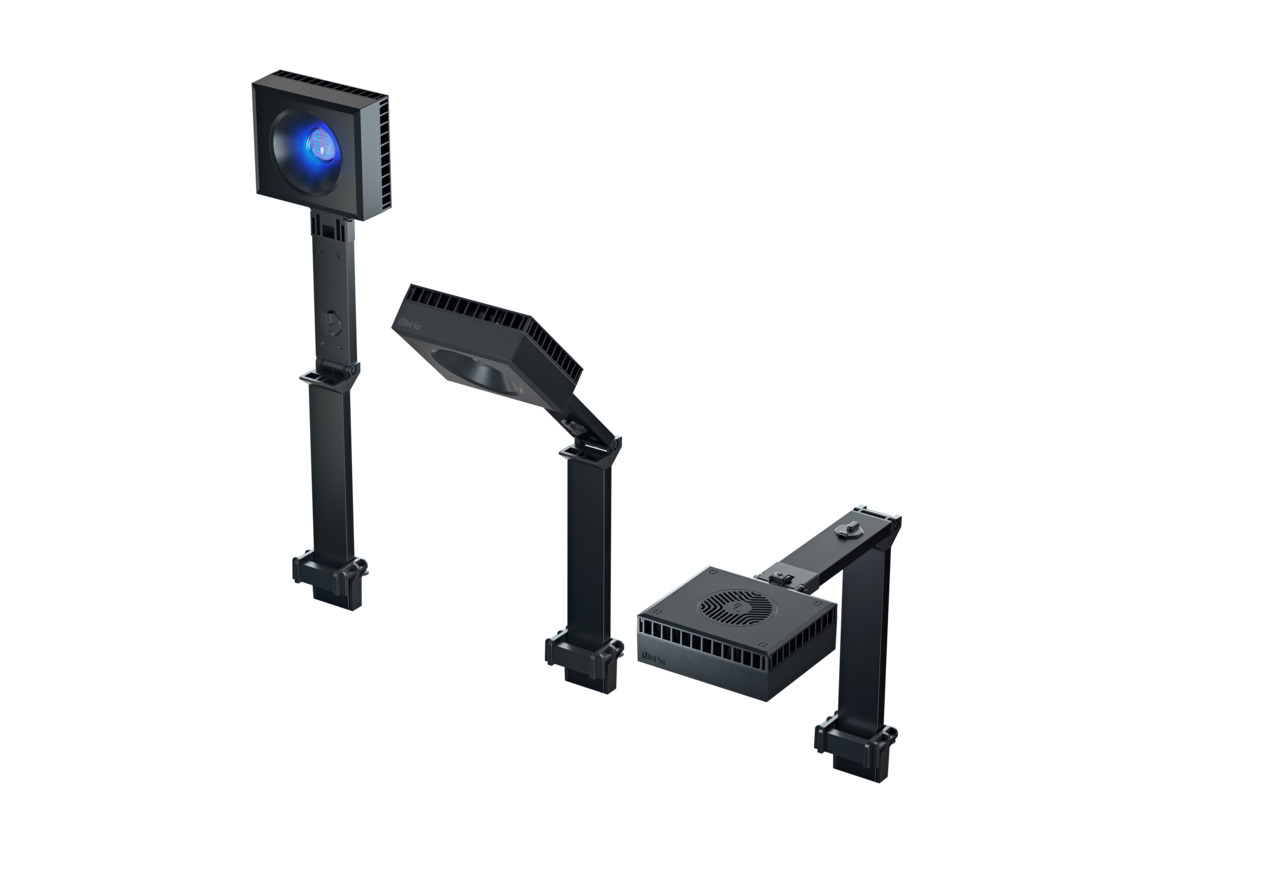 Das Bild zeigt die Red Sea ReefLED 90, eine hochwertige LED-Aquarienbeleuchtung für Meerwasseraquarien. Die Lampe ist in einem modernen, schwarzen Design gehalten und wird mit einer stabilen Halterung geliefert. Sie bietet eine präzise Lichtsteuerung für 