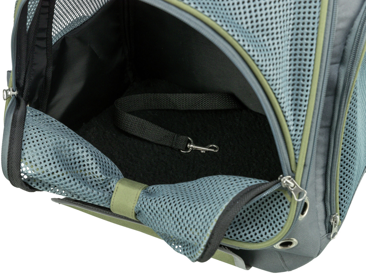 Das Bild zeigt die TRIXIE Rucksack-Tragetasche für Haustiere, geeignet für kleine Hunde und Katzen. Die Tasche besteht aus robustem, grauem und olivgrünem Material mit atmungsaktiven Netzflächen. Im Inneren befindet sich eine schwarze, weiche Bodenmatte u