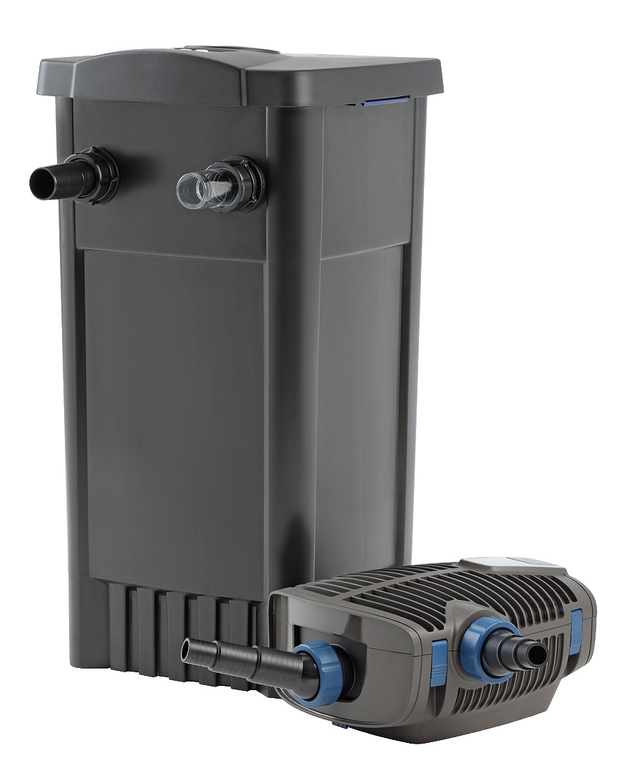 Das Bild zeigt den Oase BioSmart Set 24000, ein Filtersystem für Gartenteiche. Es besteht aus einem rechteckigen Filtergehäuse und einer leistungsstarken Pumpe. Zielgruppe sind Teichbesitzer, die klares Wasser und gesunde Lebensbedingungen für Fische und 