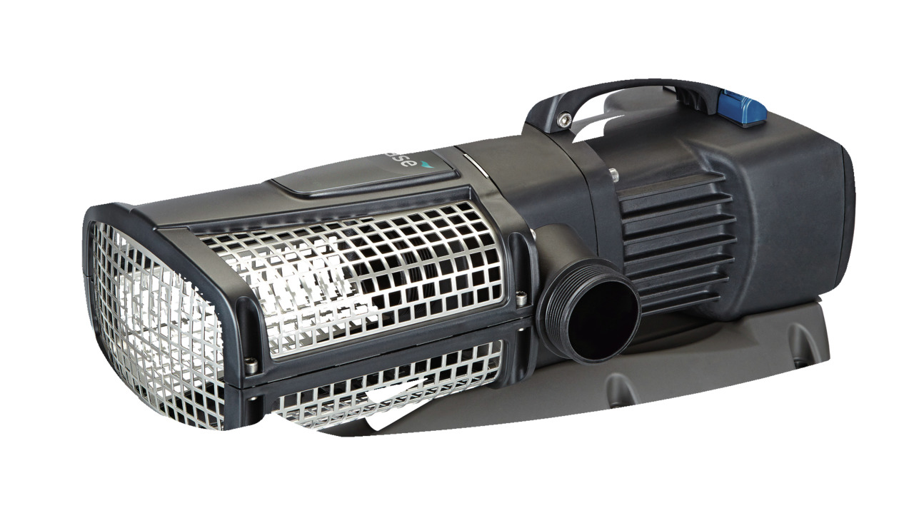 Das Bild zeigt die Oase AquaMax Eco Premium 12000, eine leistungsstarke Filter- und Bachlaufpumpe für Teiche. Sie ist für den Einsatz in Gartenteichen und Fischteichen geeignet. Die Pumpe verfügt über ein robustes Gehäuse, ein Edelstahl-Sieb und einen erg