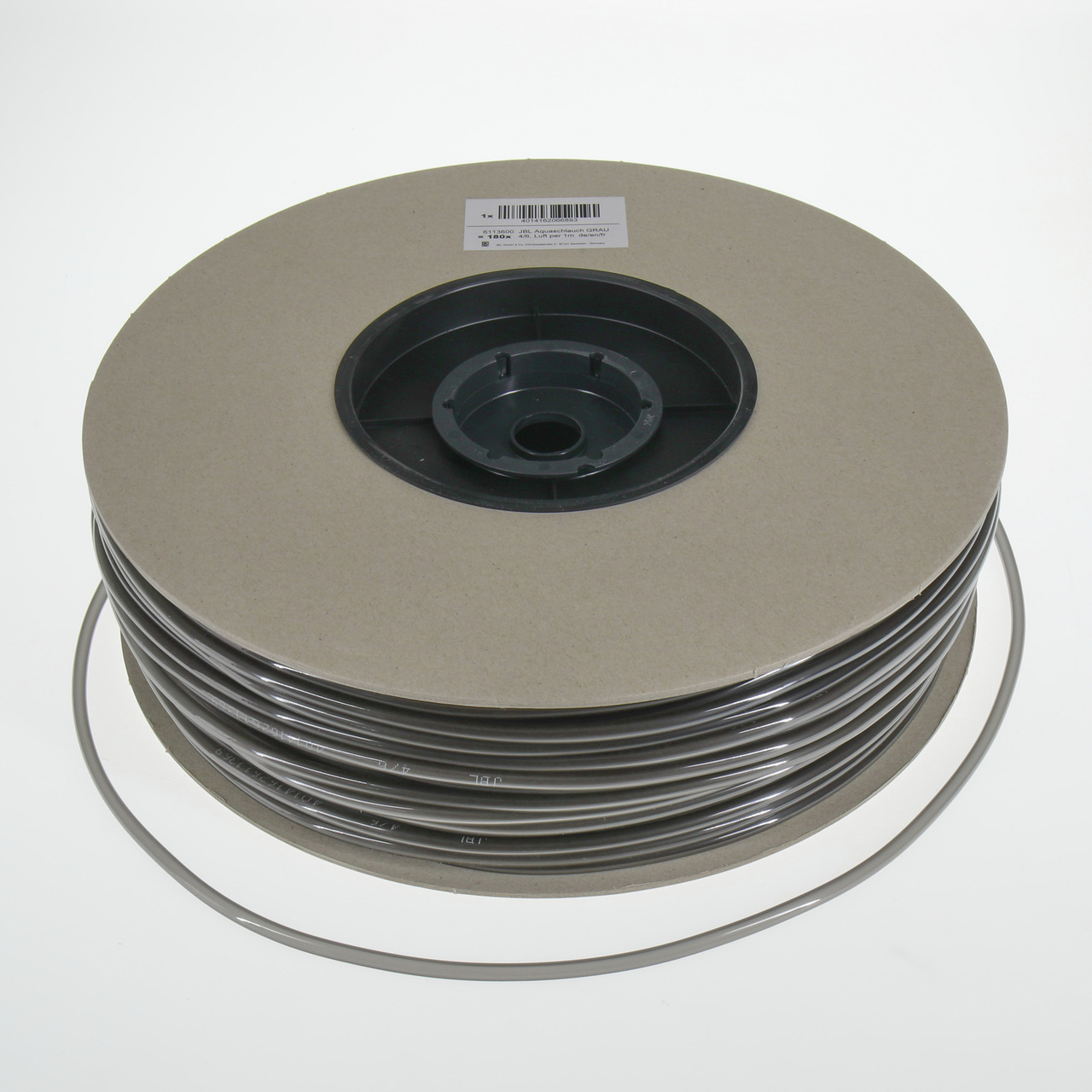 Große Spule graues Kabel, Kunststoffkern, braune Kartonabdeckungen, weißes Etikett mit Barcode & Infos, glatt & flexibel.