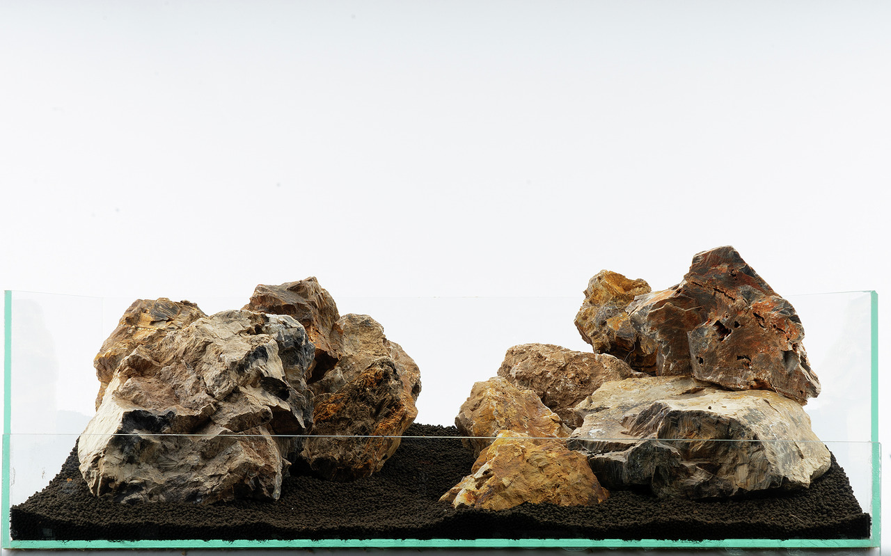 Aquadeco Glas-Aquarium, dekorative Landschaft, nat. Gesteinsformationen, Brauntöne, dunkler Bodengrund, ideal für Aquarienfans.