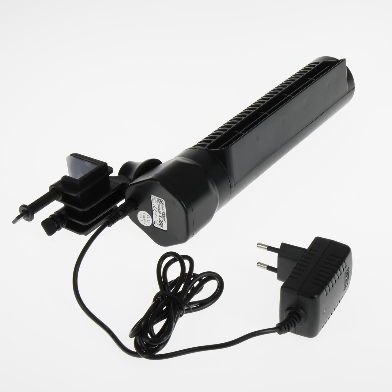 Das Bild zeigt den JBL ProTemp S300, einen regelbaren Aquarienheizer für Süß- und Meerwasseraquarien. Der schwarze Heizstab ist mit einer Halterung zur Befestigung am Aquarium ausgestattet. Ein Netzteil mit Kabel ist ebenfalls abgebildet. Geeignet für Aqu