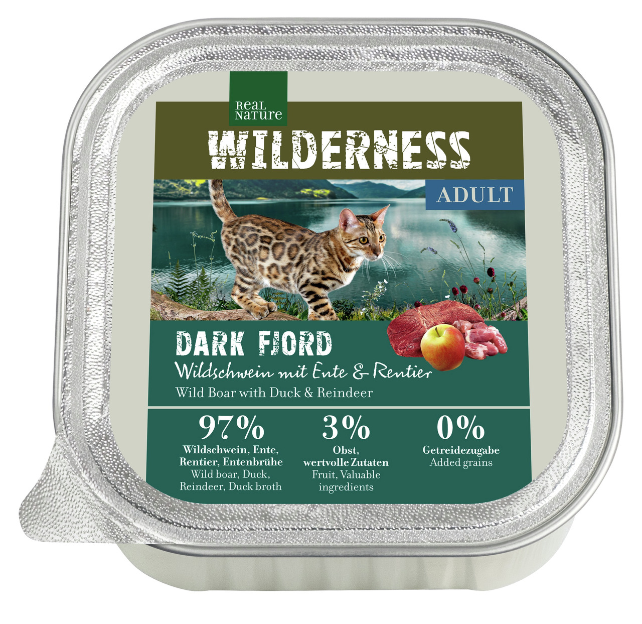 Das Bild zeigt eine quadratische Schale Katzenfutter der Marke Real Nature Wilderness mit der Sorte "Dark Fjord". Es handelt sich um ein Nassfutter für ausgewachsene Katzen (Adult) mit den Hauptzutaten Wildschwein, Ente und Rentier. Die Verpackung hebt he