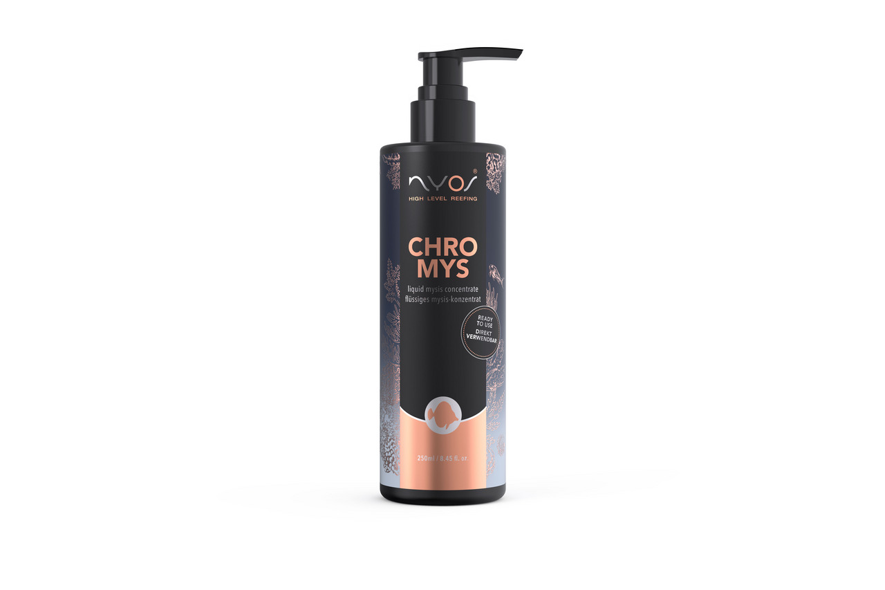 Das Bild zeigt eine schwarze Pumpflasche des Produkts „Nyos Chro-Mys“, einem flüssigen Mysis-Konzentrat für die Fütterung von Meerwasserfischen. Die Flasche hat ein Fassungsvermögen von 250 ml und trägt das Logo „Nyos – High Level Reefing“. Das Produkt is