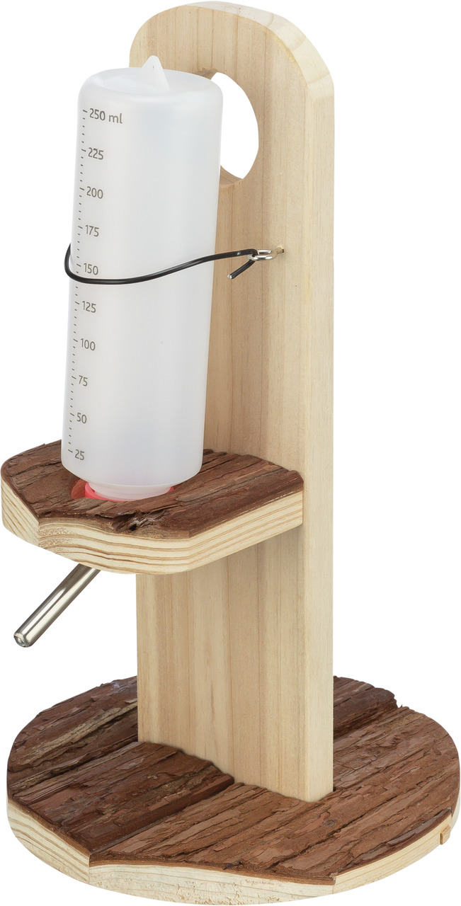 Auf dem Bild ist der TRIXIE Trinkflaschenhalter aus Holz mit einer Kunststoff-Trinkflasche zu sehen, geeignet für Kleintiere wie Kaninchen oder Meerschweinchen. Die Flasche fasst bis zu 250 ml Wasser und ist mit einer Skala versehen. Der Halter besteht au