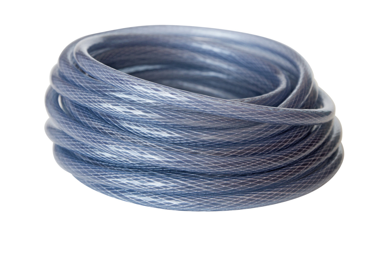 Ein transparent-blauer, flexibler PVC-Schlauch der Marke Superfish, speziell für den Einsatz in Aquarien und Teichsystemen. Der Schlauch ist mehrfach gewickelt und zeigt eine verstärkte Struktur für erhöhte Haltbarkeit. Ideal für die Wasserzufuhr oder -ab