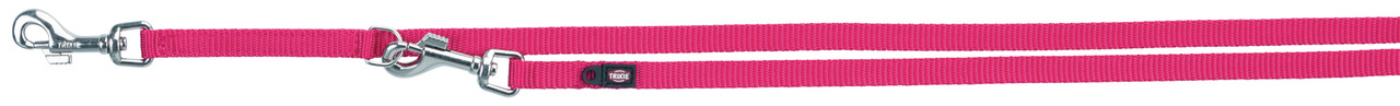 Das Bild zeigt eine leuchtend pinke Hundeleine der Marke TRIXIE, Modell "Premium Verlängerungsleine". Sie ist für Hunde aller Größen geeignet und besteht aus strapazierfähigem Nylon. Die Leine verfügt über zwei stabile Karabinerhaken aus Metall und ist in