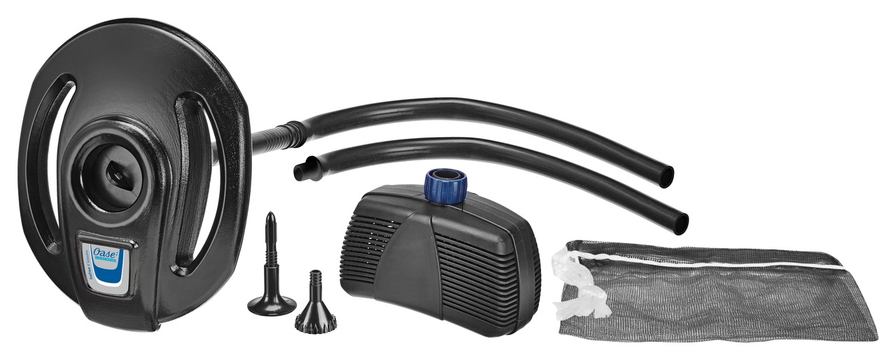Abgebildet ist das Oase Aquarius Fountain Set Classic 1000, ein hochwertiges Wasserspiel-Set für Gartenteiche. Es richtet sich an Teichbesitzer und bietet eine Förderleistung von bis zu 1000 Litern pro Stunde. Enthalten sind eine Pumpe, Düsenaufsätze, Sch