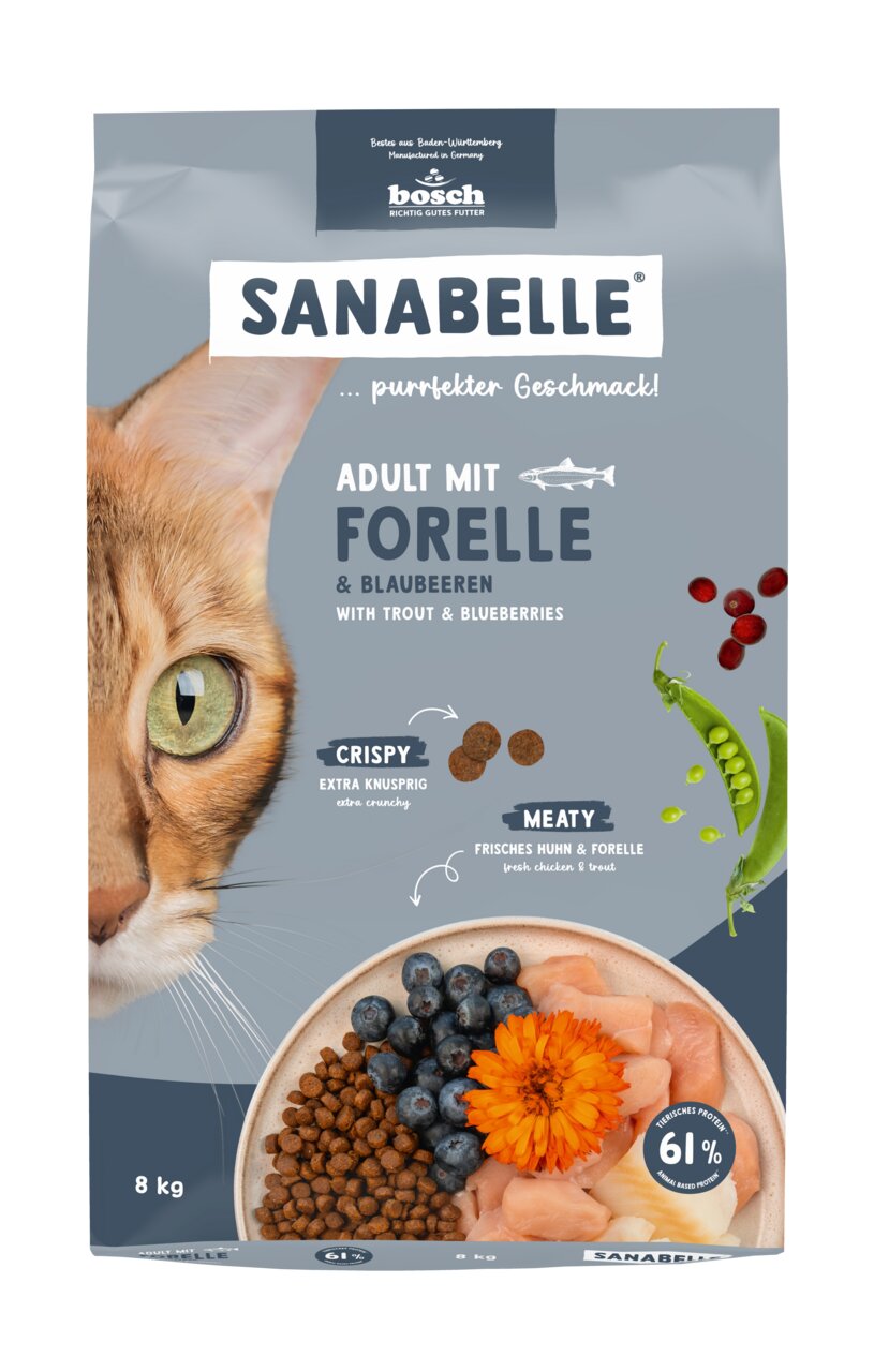 Das Bild zeigt eine Verpackung des Katzenfutters „Sanabelle Adult mit Forelle & Blaubeeren“ der Marke Bosch. Es ist für ausgewachsene Katzen geeignet und enthält Forelle, Blaubeeren, frisches Huhn sowie 61 % tierisches Protein. Die Verpackung hat ein Gewi