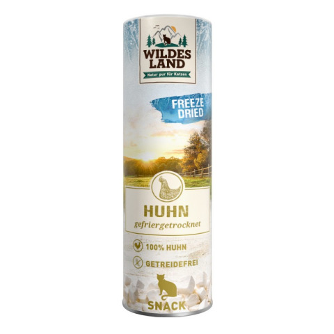 Eine zylindrische Verpackung des Produkts „Wildes Land Huhn gefriergetrocknet“ für Katzen ist abgebildet. Die Verpackung zeigt eine ländliche Landschaft mit Bäumen und Wiesen. Das Produkt ist getreidefrei, besteht zu 100 % aus Huhn und wird als Snack ange