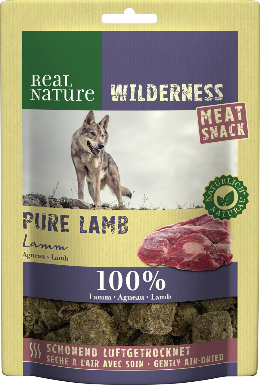 Das Bild zeigt eine Verpackung des Produkts „REAL NATURE Wilderness Meat Snack Pure Lamb“. Es handelt sich um einen luftgetrockneten Fleischsnack für Hunde mit 100 % Lammfleisch. Die Zielgruppe sind Hundehalter, die auf natürliche Ernährung achten. Die Ve