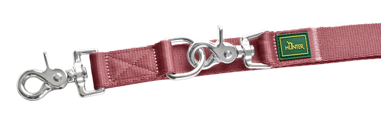 Rosa Hundeleine der Marke HUNTER aus robustem Nylonmaterial mit zwei silberfarbenen Karabinerhaken aus Metall. Geeignet für Hunde aller Größen. Das Produkt ist langlebig, strapazierfähig und ideal für den täglichen Gebrauch. Auf der Leine befindet sich ei