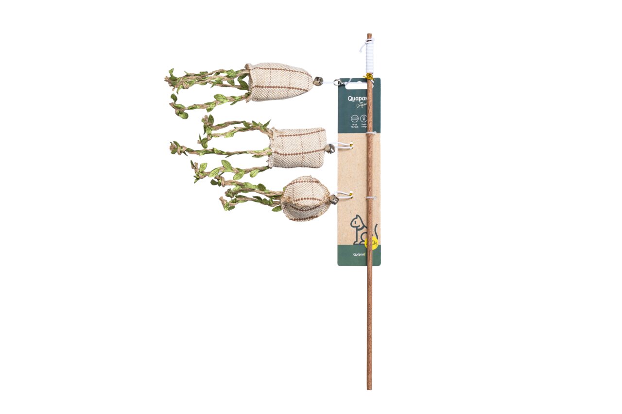 Quapas Bio Katzenspielzeug: Spielangel für Katzen, Holz, 3 hängende Elemente (Stoff/Sisal), grüne Bänder, fördert Spieltrieb & Bewegung.