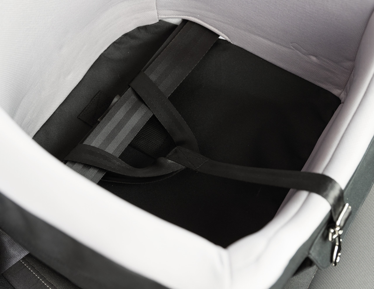 TRIXIE Fahrradkorb für kleine/mittelgr. Hunde, gepolst. Rand (weiß), robustes Innenmaterial (schwarz), Sicherheitsgurt, Klickverschluss.