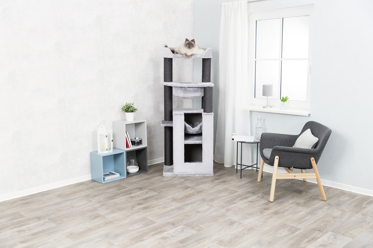 TRIXIE Kratzbaum „Filippo“ für Katzen, grau, mit Ebenen, Höhlen & Liegeflächen. Zielgruppe: Katzen. Menge: 1 Stk.