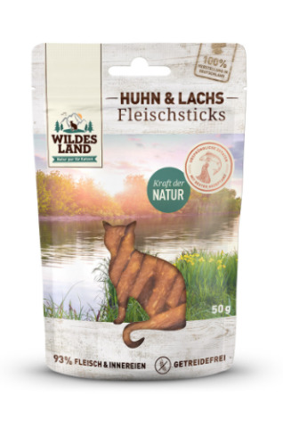 Das Bild zeigt eine Verpackung der Marke Wildes Land mit der Aufschrift "Huhn & Lachs Fleischsticks". Die Zielgruppe sind Katzen, und die Geschmacksrichtung ist Huhn und Lachs. Die Verpackung enthält 50 g getreidefreie Snacks mit 93 % Fleisch und Innereie