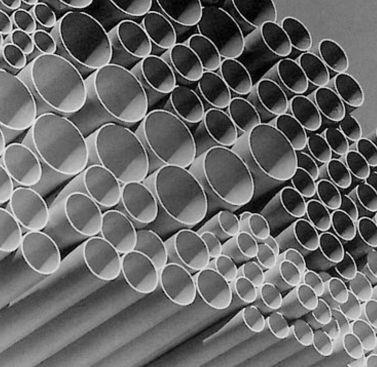 PVC-Rohre von EFFAST, verschiedene Größen, gestapelt und von oben fotografiert. Ideal für Rohrsysteme und Anwendungen.