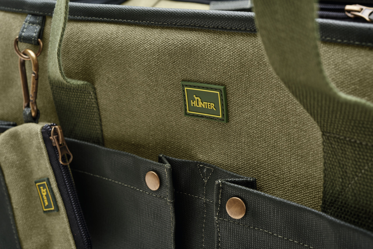 HUNTER Tragetasche, olivgrün, robust, mit Fächern & goldfarbenen Details, ideal für Hundehalter, mit HUNTER-Logo.