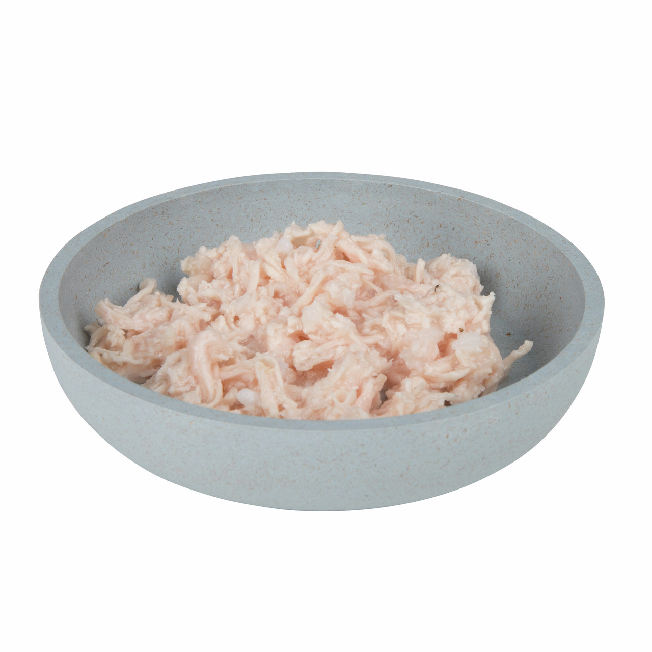 Das Bild zeigt eine Schale mit zerkleinertem, hellrosa Hühnerfleisch, das als Nassfutter für Katzen dient. Es handelt sich um das Produkt „District 70 – Nassfutter für Katzen“ mit der EAN 8717202613984. Zielgruppe sind Katzen, Geschmacksrichtung Huhn. Die
