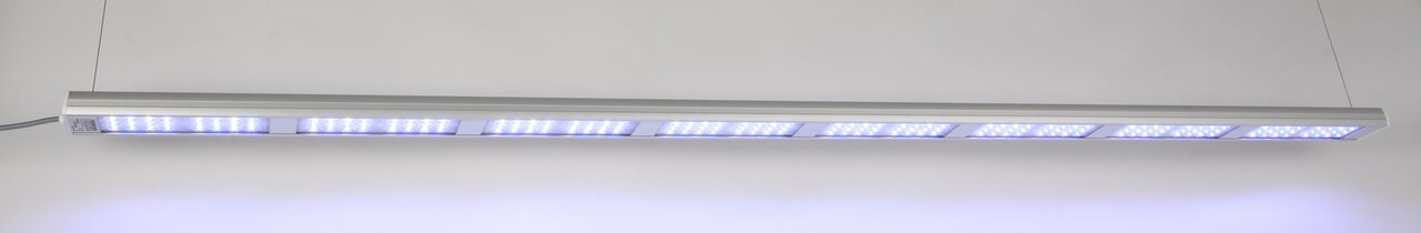 aquaLEDs LED-Aquarienleuchte 7111303434423, für Aquarien, helle Beleuchtung, modern, hängend, silbern, mit LED-Panels.