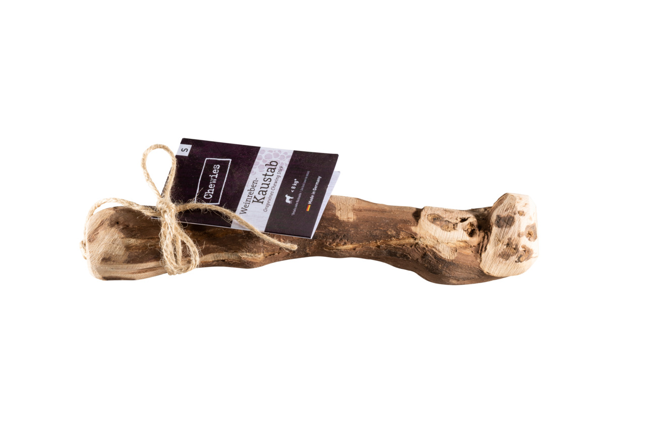 Ein Bild des Produkts „Chewies Weinreben-Kaustab“ für Hunde. Der Kaustab besteht aus natürlichem Holz der Weinrebe, ist langlebig und bietet eine gesunde Beschäftigung für Hunde. Geeignet für alle Hundegrößen, hier in Größe S. Verpackt mit einer Schnur un