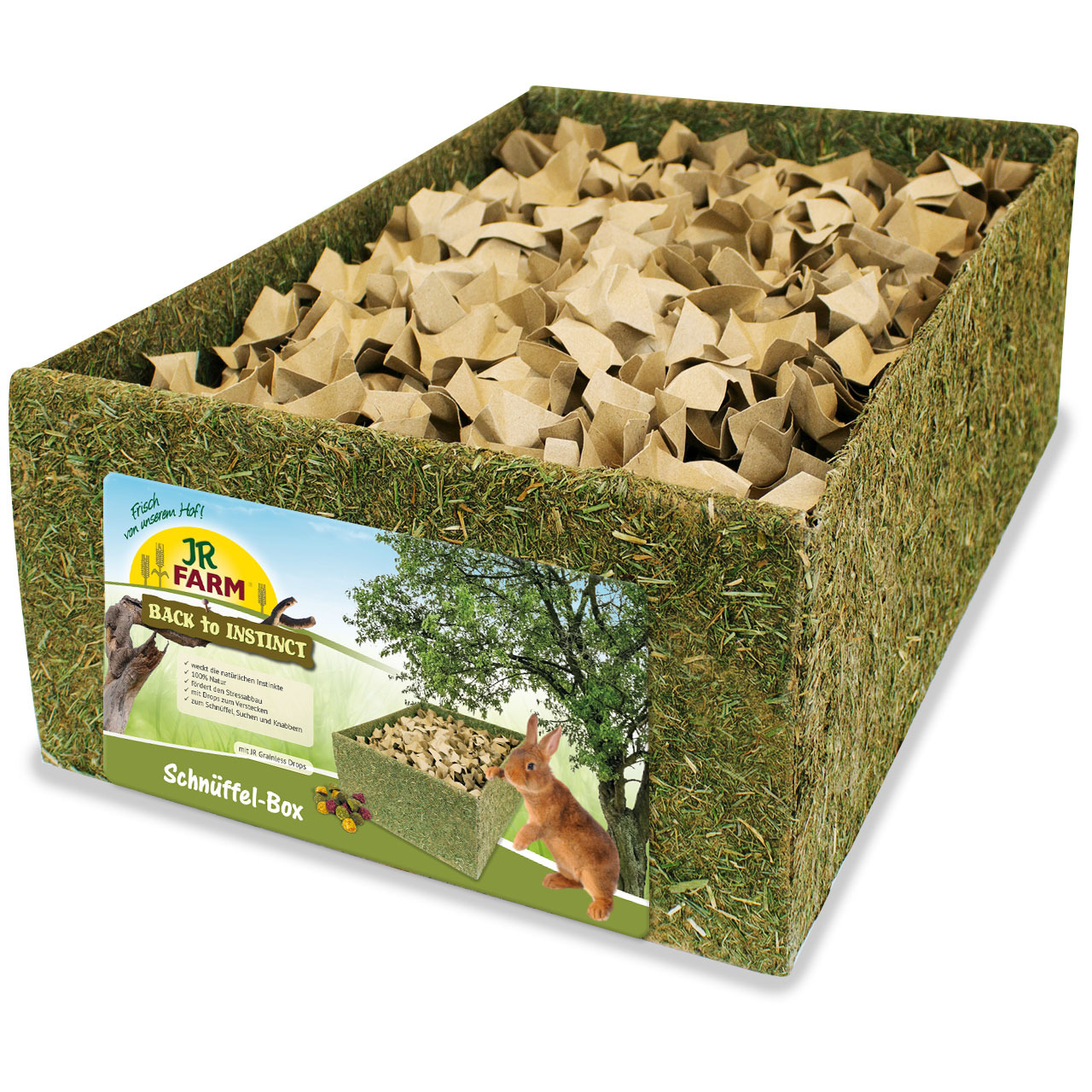 Das Bild zeigt die JR FARM Schnüffel-Box „Back to Instinct“, ein Produkt für Kleintiere wie Kaninchen und Nager. Die Box besteht aus essbarem Material mit einer Füllung aus Papierstreifen, die zum Spielen und Erkunden anregen. Sie fördert das natürliche V