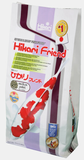 Das Bild zeigt eine Verpackung des Fischfutters „Hikari Friend“ der Marke Hikari. Es handelt sich um mittelgroße Pellets, die speziell für Zierfische wie Koi entwickelt wurden. Die Verpackung ist weiß mit violetten und roten Akzenten, zeigt ein Koi-Motiv 