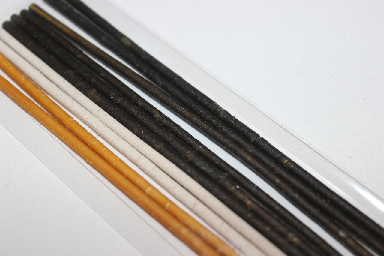 CeramicNature Kausnacks für Hunde, 3 Farben (Schwarz, Weiß, Orange), gesunde Belohnung & Beschäftigung, in transparenter Verpackung.