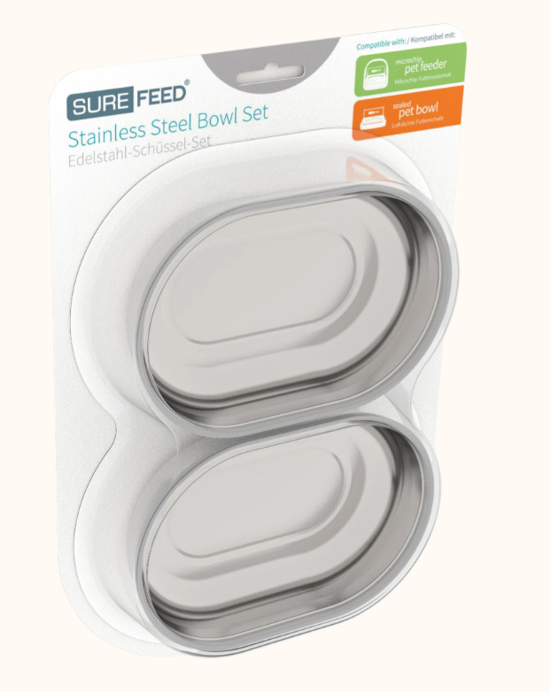 Das Bild zeigt das SureFeed Edelstahl-Schüssel-Set, bestehend aus zwei ovalen Edelstahlschüsseln. Dieses Produkt ist speziell für Haustiere konzipiert und kompatibel mit dem SureFeed Mikrochip-Futterautomat und der luftdichten Futterschale. Die Schüsseln 