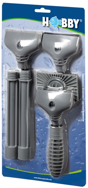 Verpackung des Produkts „Hobby Aquarium Zubehör“, bestehend aus einem grauen Reinigungsset für Aquarien. Enthalten sind ein ergonomischer Griff, zwei Verlängerungsstangen und drei verschiedene Aufsätze. Zielgruppe sind Aquarienbesitzer. Die Verpackung zei