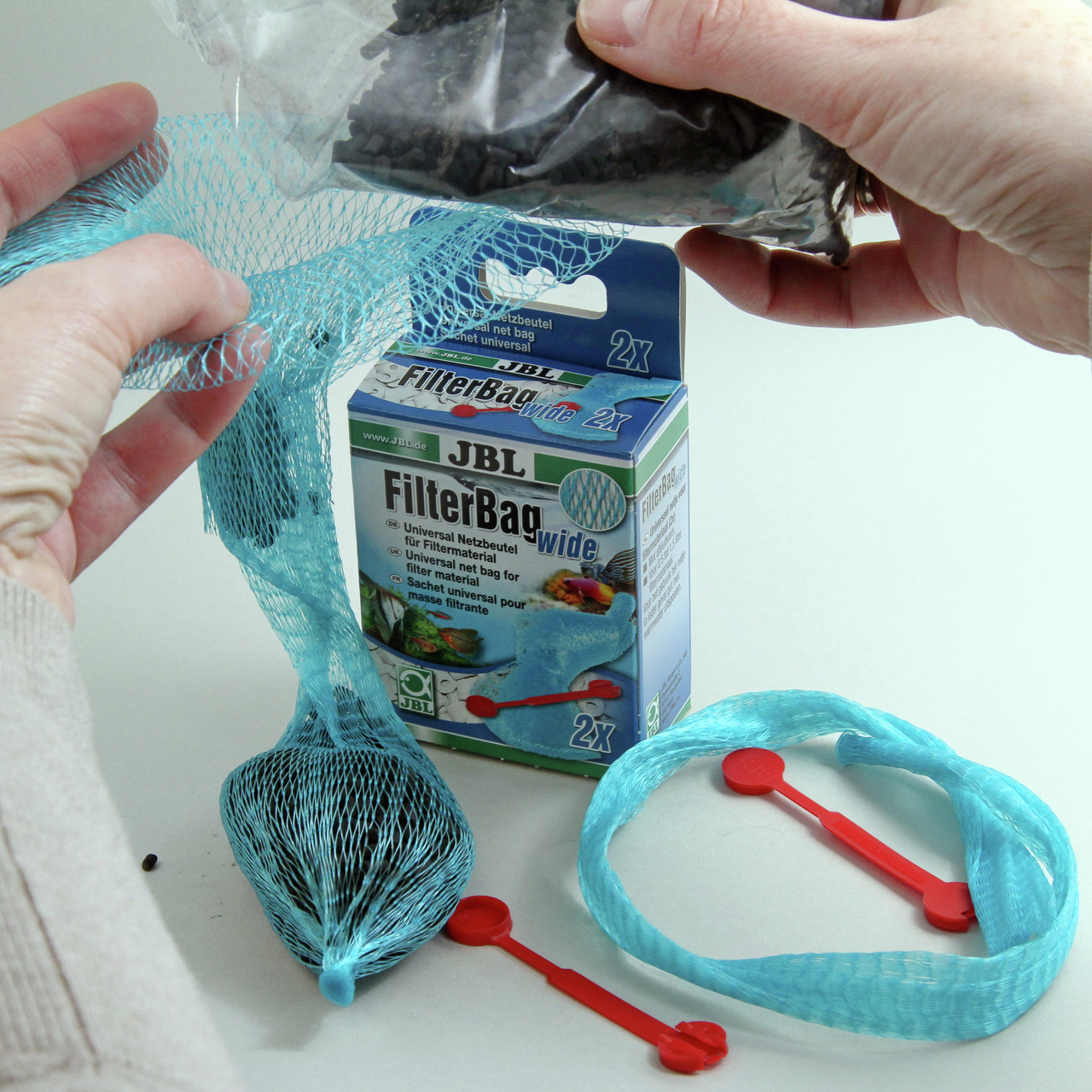 JBL FilterBag Wide: Netzbeutel f. Filtermaterial, 2x, f. Aquarienbesitzer, sauberes Wasser, 2 blaue Beutel+rote Clips.