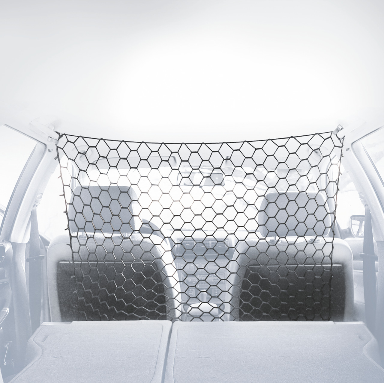 Das Bild zeigt das TRIXIE Schutznetz für Hunde, geeignet für den Einsatz im Auto, um die Sicherheit von Fahrer und Tier zu gewährleisten. Es besteht aus robustem, schwarzem Nylon mit einer wabenförmigen Struktur und wird zwischen den Vordersitzen befestig